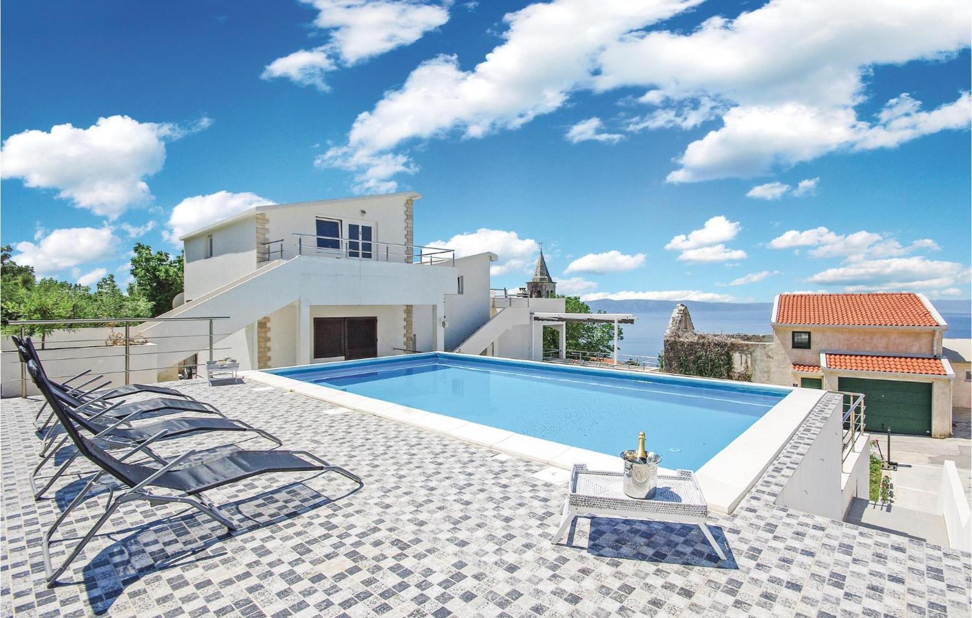 Holiday home Amazing In With Jacuzzi